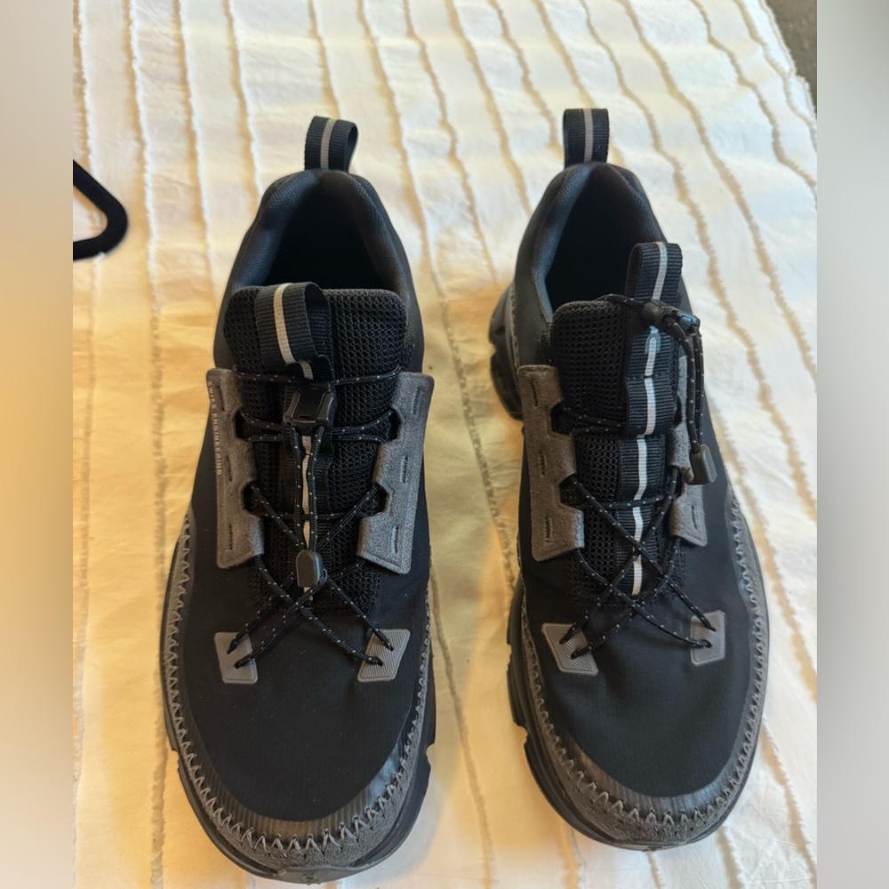 On Cloud Running Men's Black and Gray Sneakers